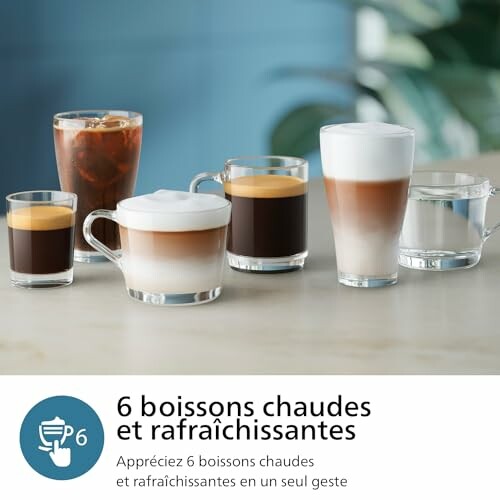 Différentes boissons chaudes et froides sur une table.